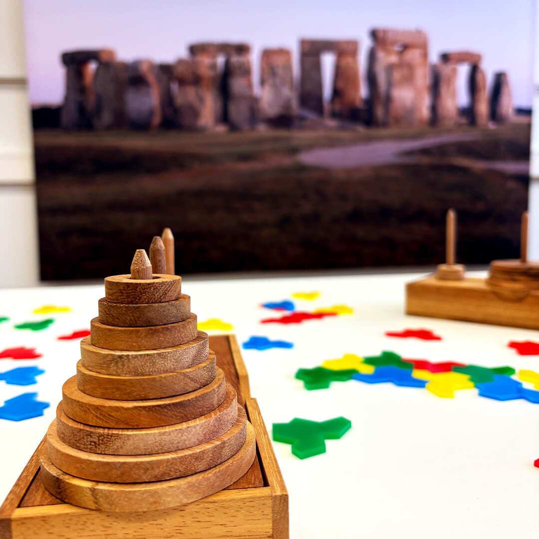 Interaktive Ausstellungsstation mit kleinen Pyramiden aus Holz. 